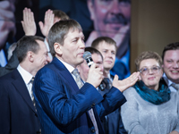 Генеральный директор «В-ЛЮКС» Виктор Молев вывел на сцену многих членов коллектива